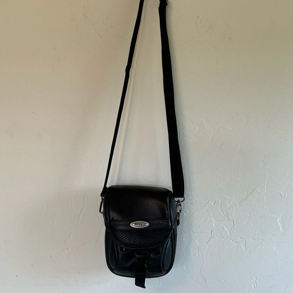 Vintage Nikon 5523 Black Leather Camera Crossbody Mesh & Zipper Pockets Bag